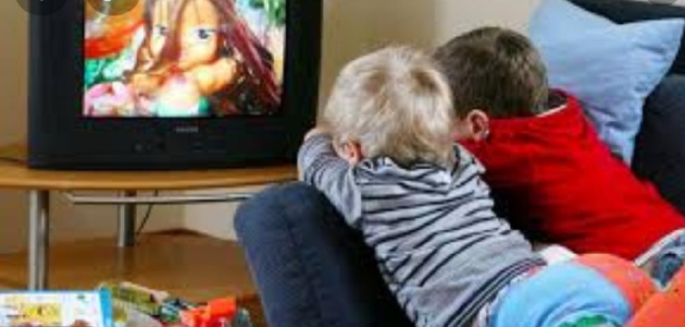 تماشای تلویزیون در نوزادان زیر دو سال ممنوع است و در کودکان زیر سن ۶ سال و مدرسه رو باید کاهش یابد